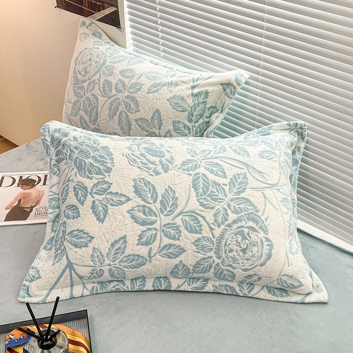 91家纺网 家纺一手货源 找家纺 2024新款A类高克重立体浮雕牛奶绒加厚保暖系列-枕套 爱意浓蓝