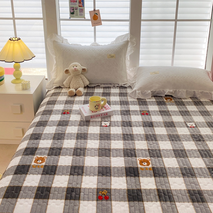 91家纺网 家纺一手货源 找家纺 胜权家纺 2024秋冬新款印花牛奶绒加厚保暖圆角花边夹棉床盖 绅士熊