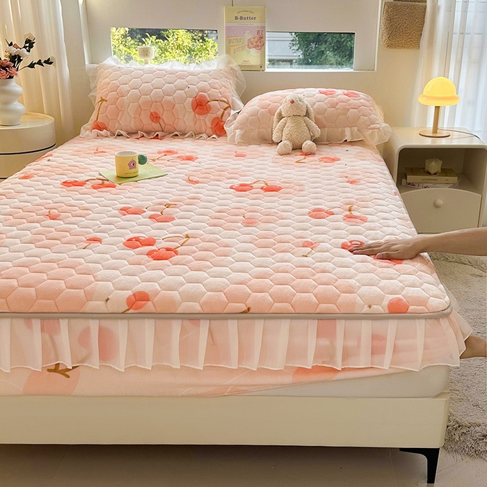 91家纺网 家纺一手货源 找家纺 伊人坊 2024冬季加厚牛奶绒花边夹棉床笠三件套纯色印花花边款床垫保护套 爱心樱桃