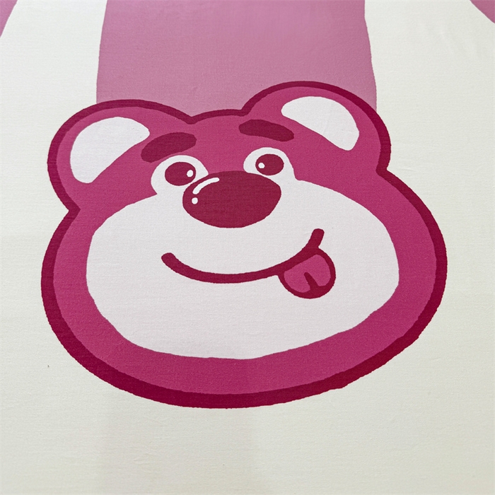 91家纺网 家纺一手货源 找家纺 名兮家居 2024新款大版经典奥特曼-三丽鸥全棉床单 【含防伪标】 乐乐草莓熊