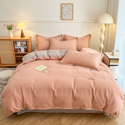 91家纺网 家纺一手货源 找家纺 菲梵家纺 2025新款纯色双拼全棉加厚磨毛刺绣款四件套（自然光场景） 木黄+贵咖