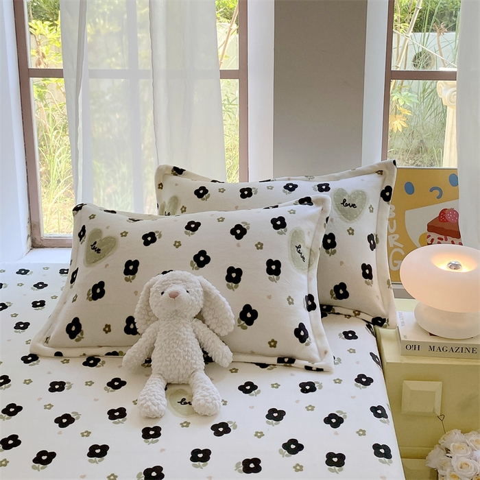 91家纺网 家纺一手货源 找家纺 凯儿家纺 2024新款A类牛奶绒印花枕套 爱心幸运草