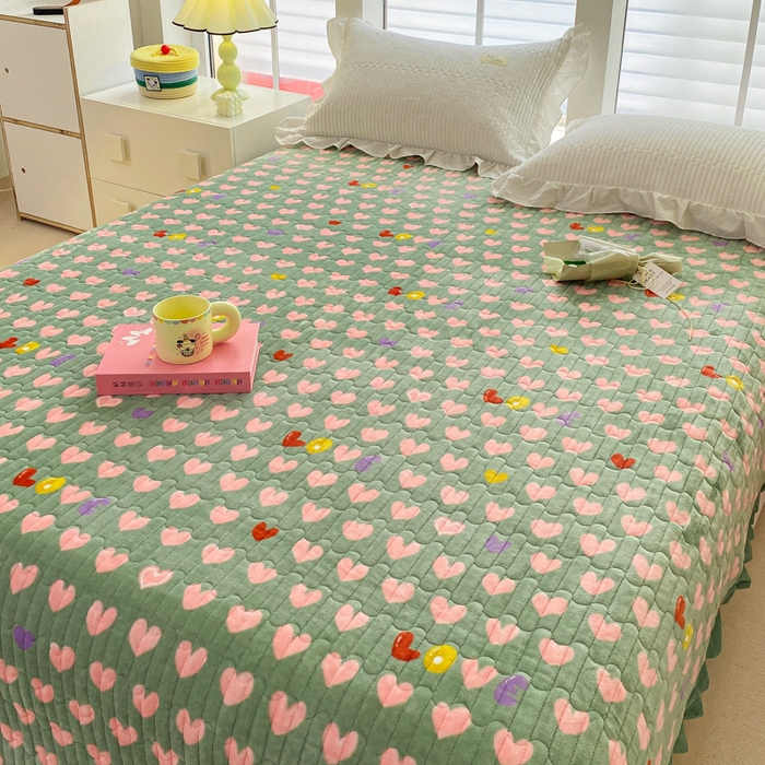 91家纺网 家纺一手货源 找家纺 胜权家纺 2024秋冬新款印花牛奶绒加厚保暖圆角花边夹棉床盖 多彩爱心绿