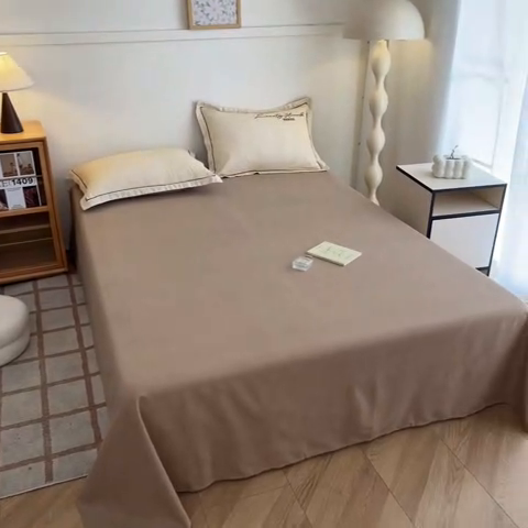 91家纺网 家纺一手货源 找家纺 菲梵家纺 2025新款纯色双拼全棉加厚磨毛刺绣款套单床单（自然光场景） 奶茶