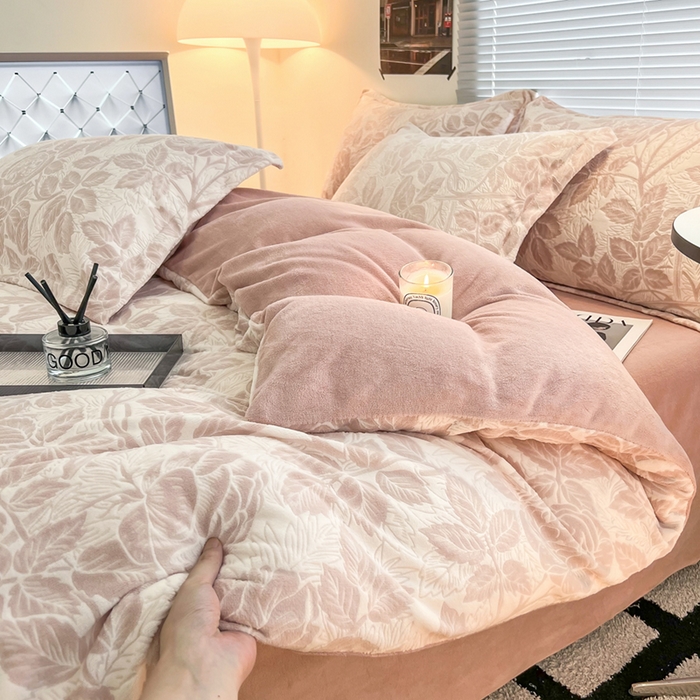 91家纺网 家纺一手货源 找家纺 2024新款A类高克重立体浮雕牛奶绒加厚保暖系列-四件套 爱意浓粉