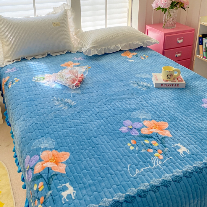 91家纺网 家纺一手货源 找家纺 胜权家纺 2024秋冬新款印花牛奶绒加厚保暖圆角花边夹棉床盖 麋鹿生花兰