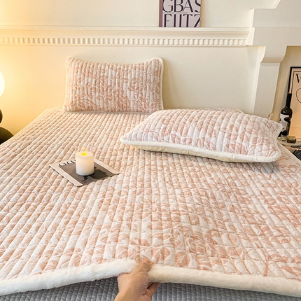 91家纺网 家纺一手货源 找家纺 （总）2024新款北极立体浮雕绒宽包边床垫