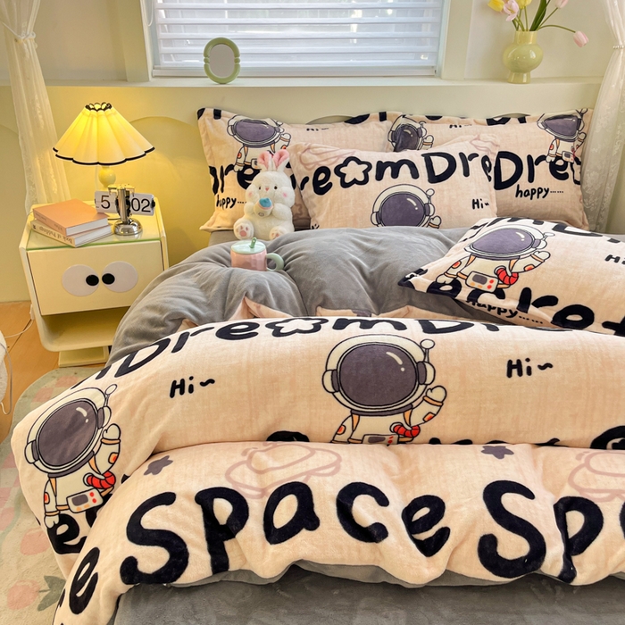 91家纺网 家纺一手货源 找家纺 2024新款小清新牛奶绒高克重加厚保暖四件套 太空人