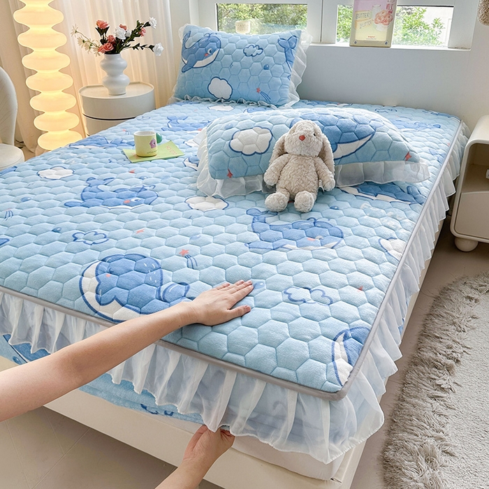 91家纺网 家纺一手货源 找家纺 伊人坊 2024冬季加厚牛奶绒花边夹棉床笠三件套纯色印花花边款床垫保护套 蓝色小鲸