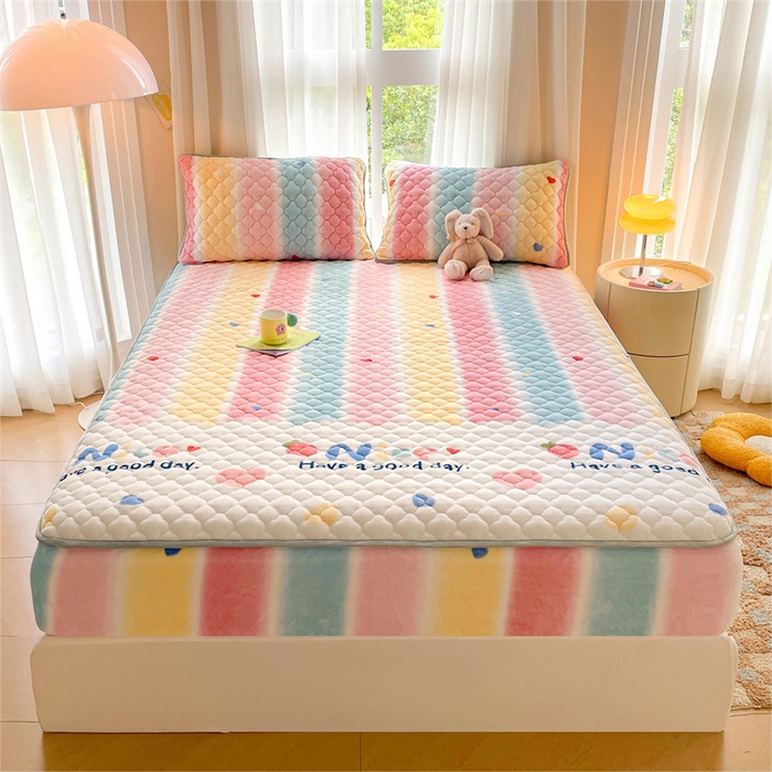 91家纺网 家纺一手货源 找家纺 康纳利 2024新款A类抗菌加厚牛奶绒印花夹棉包边床笠可搭配同款四件套提供买家秀 彩虹草莓