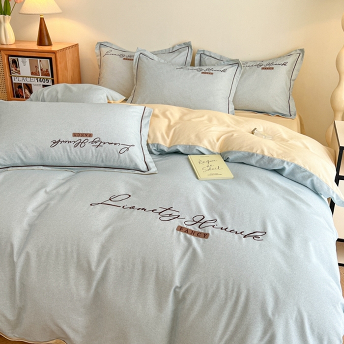 91家纺网 家纺一手货源 找家纺 菲梵家纺 2025新款纯色双拼全棉加厚磨毛刺绣款四件套（自然光场景） 天空蓝+奶昔白