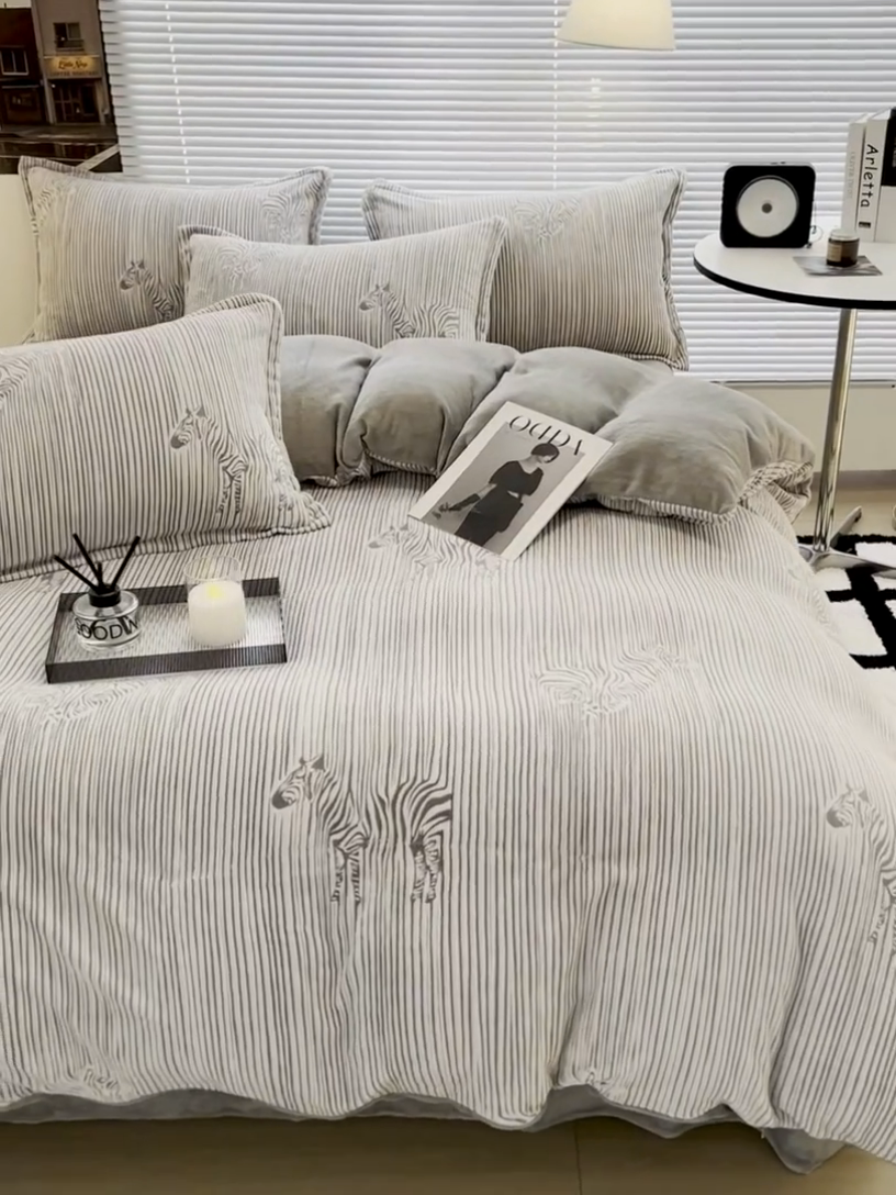 91家纺网 家纺一手货源 找家纺 2024新款A类高克重立体浮雕牛奶绒加厚保暖系列-被套 斑马灰