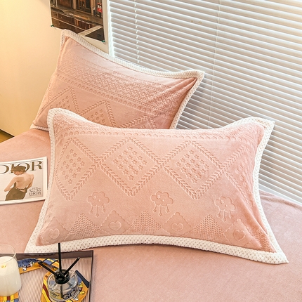 91家纺网 家纺一手货源 找家纺 2024新款A类高克重3D立体雕花牛奶绒保暖系列-枕套 新泫雅花藕粉