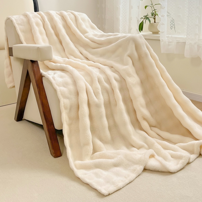 91家纺网 家纺一手货源 找家纺 羋多（原穆琪）2024新款高克重牛奶绒仿兔毛泡泡毛毯双面绒床单办公室多功能盖毯午睡沙发毯披肩毯 月光白