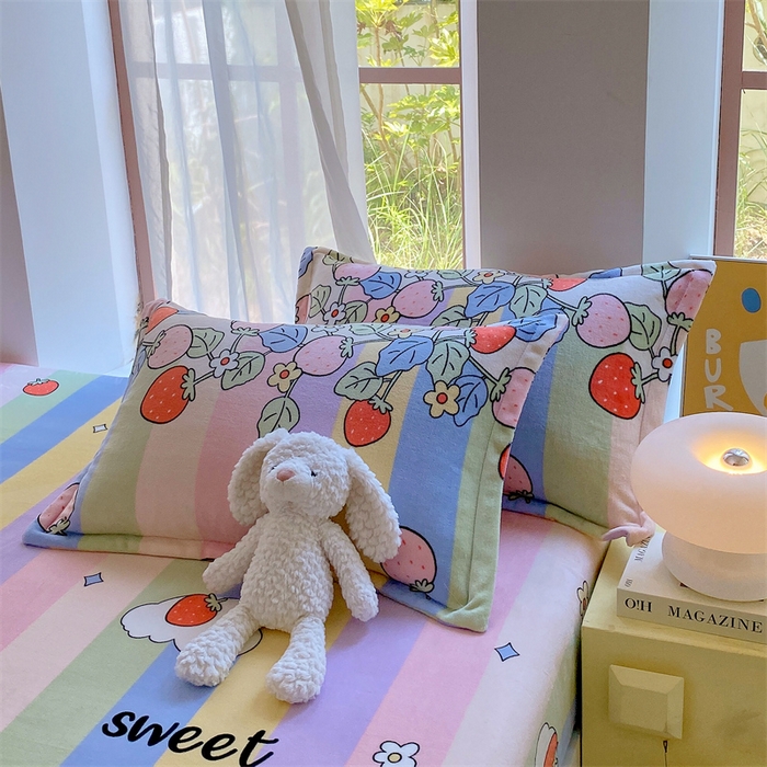 91家纺网 家纺一手货源 找家纺 凯儿家纺 2024新款A类牛奶绒印花枕套 草莓物语