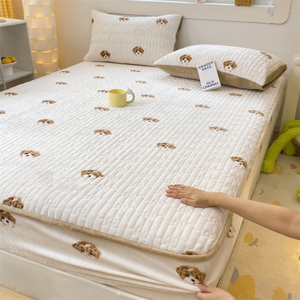 91家纺网 家纺一手货源 找家纺 Sweet dreams甜梦 2024新款牛奶绒蝴蝶结印花夹棉床笠 波波狗