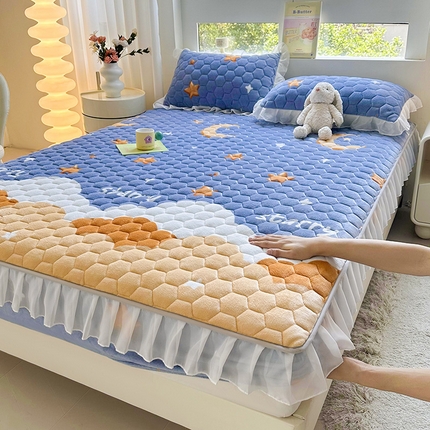 91家纺网 家纺一手货源 找家纺 伊人坊 2024冬季加厚牛奶绒花边夹棉床笠三件套纯色印花花边款床垫保护套 月半星辰