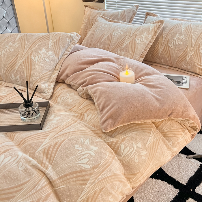 91家纺网 家纺一手货源 找家纺 2024新款A类高克重立体浮雕牛奶绒加厚保暖系列-被套 流年花束粉