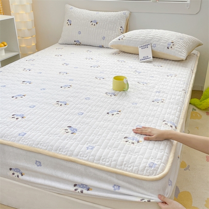 91家纺网 家纺一手货源 找家纺 （总）Sweet dreams甜梦 2024新款牛奶绒蝴蝶结印花夹棉床笠