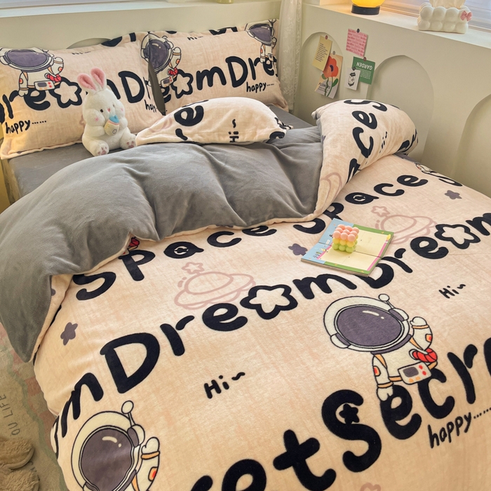 91家纺网 家纺一手货源 找家纺 2024新款小清新牛奶绒高克重加厚保暖四件套 太空人