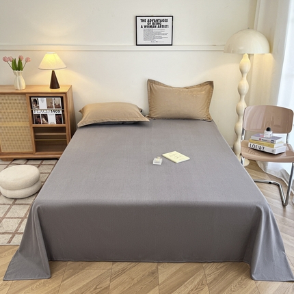 91家纺网 家纺一手货源 找家纺 （总）菲梵家纺 2025新款纯色双拼全棉加厚磨毛刺绣款套单床单（自然光场景）