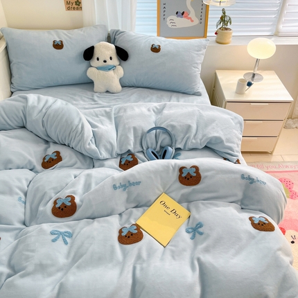 91家纺网 家纺一手货源 找家纺 亨通家纺 2024新款牛奶绒毛巾绣四件套系列-嘟嘟熊 嘟嘟熊-蓝