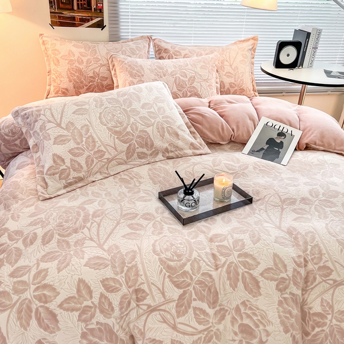 91家纺网 家纺一手货源 找家纺 2024新款A类高克重立体浮雕牛奶绒加厚保暖系列-四件套 爱意浓粉