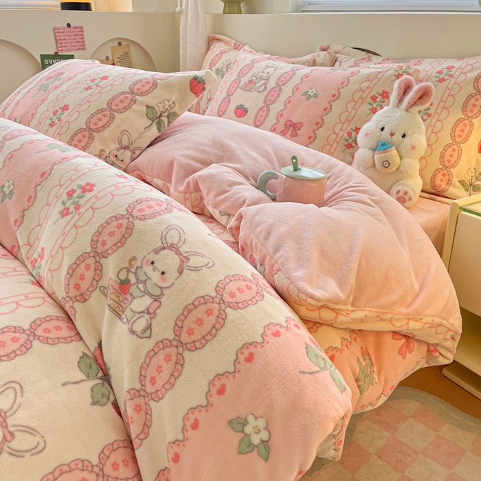 91家纺网 家纺一手货源 找家纺 2024新款小清新牛奶绒高克重加厚保暖四件套 蕾丝兔兔