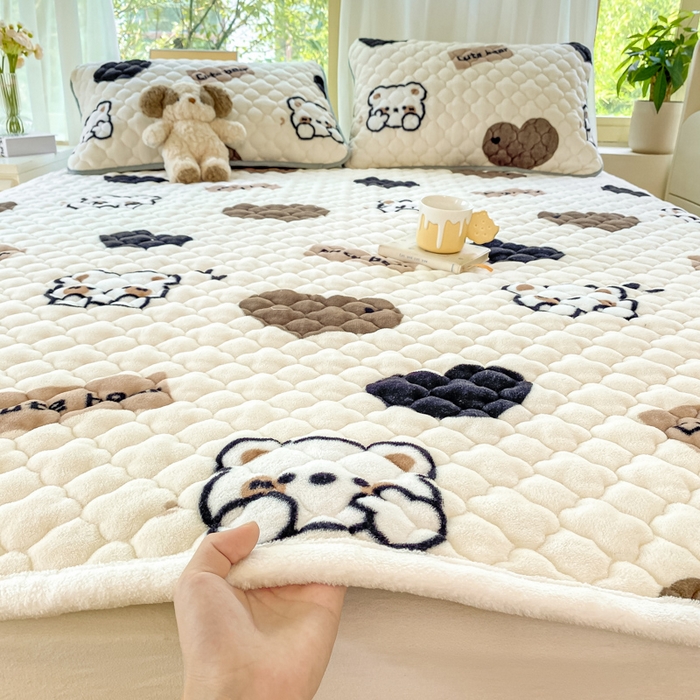 91家纺网 家纺一手货源 找家纺 康纳利 2024新款人气款A类牛奶绒印花夹棉床垫 哈尼小熊