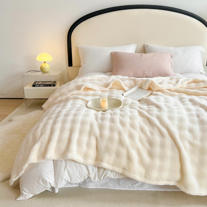 91家纺网 家纺一手货源 找家纺 羋多（原穆琪）2024新款高克重牛奶绒仿兔毛泡泡毛毯双面绒床单办公室多功能盖毯午睡沙发毯披肩毯 月光白