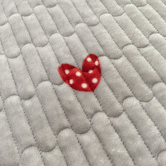 91家纺网 家纺一手货源 找家纺 胜权家纺 2024秋冬新款印花牛奶绒加厚保暖圆角花边夹棉床盖 多彩爱心灰