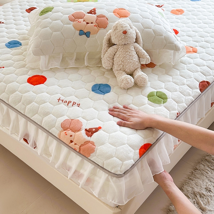 91家纺网 家纺一手货源 找家纺 伊人坊 2024冬季加厚牛奶绒花边夹棉床笠三件套纯色印花花边款床垫保护套 快乐小熊