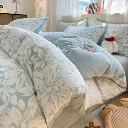 91家纺网 家纺一手货源 找家纺 莱茵家居 2024新款a类加厚立体雕花牛奶绒四件套 茉莉-蓝