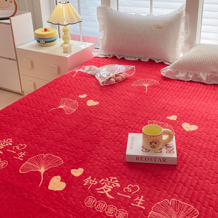 91家纺网 家纺一手货源 找家纺 胜权家纺 2024秋冬新款印花牛奶绒加厚保暖圆角花边夹棉床盖 钟爱一生红
