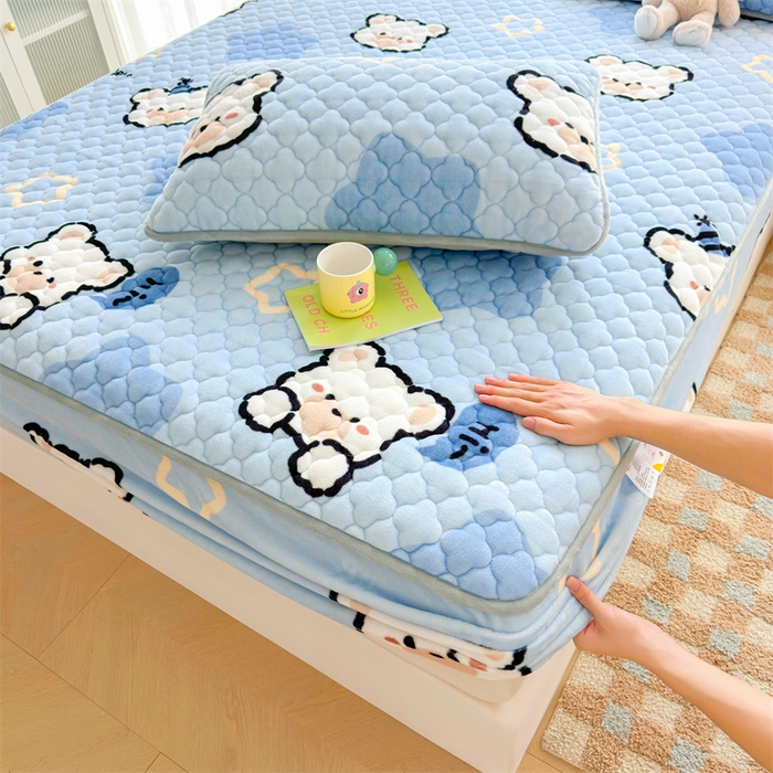 91家纺网 家纺一手货源 找家纺 康纳利 2024新款A类抗菌加厚牛奶绒印花夹棉包边床笠可搭配同款四件套提供买家秀 幸运熊