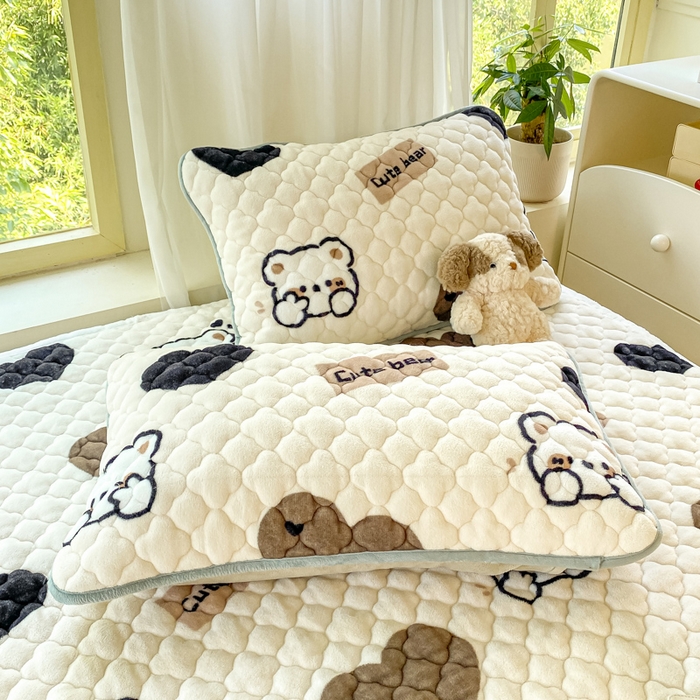 91家纺网 家纺一手货源 找家纺 康纳利 2024新款人气款A类牛奶绒印花夹棉床垫 哈尼小熊