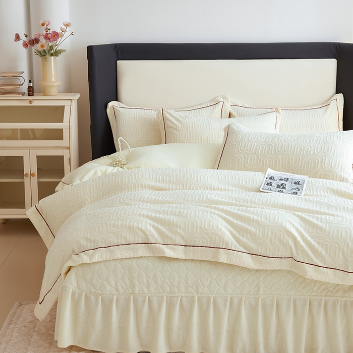 91家纺网 家纺一手货源 找家纺 舒梦琪家纺 2024新款雕花绒床盖一字绣四件套 min奶白