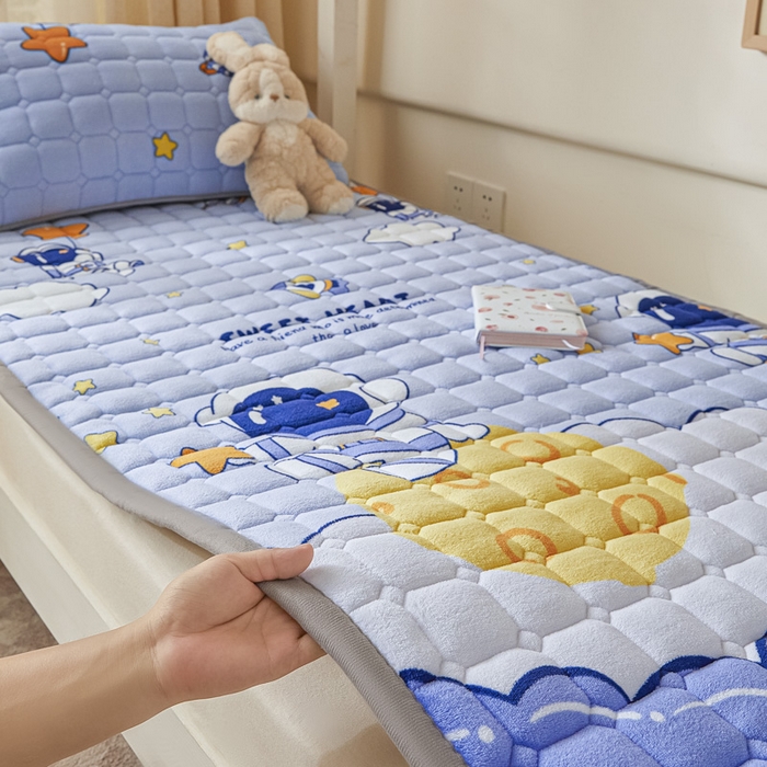 91家纺网 家纺一手货源 找家纺 卡伦家纺 2025新款A类牛奶绒夹棉加厚床垫学生宿舍单人床垫 傲游太空