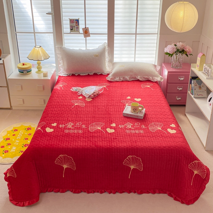 91家纺网 家纺一手货源 找家纺 胜权家纺 2024秋冬新款印花牛奶绒加厚保暖圆角花边夹棉床盖 钟爱一生红
