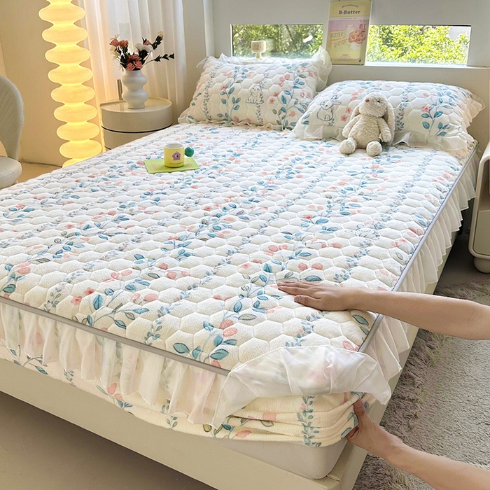 91家纺网 家纺一手货源 找家纺 伊人坊 2024冬季加厚牛奶绒花边夹棉床笠三件套纯色印花花边款床垫保护套 花枝蔓兔