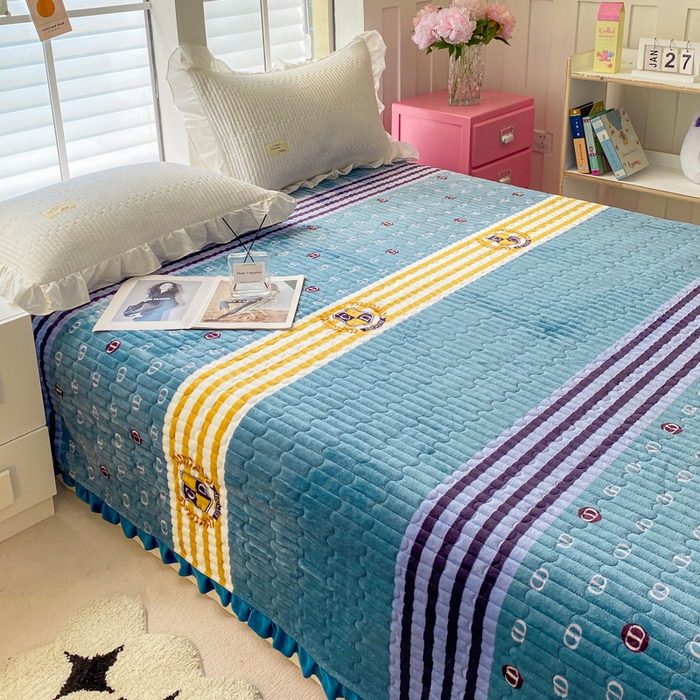 91家纺网 家纺一手货源 找家纺 胜权家纺 2024秋冬新款印花牛奶绒加厚保暖圆角花边夹棉床盖 海军CD