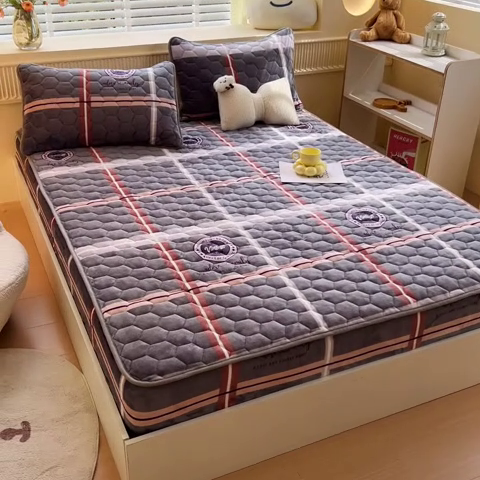 91家纺网 家纺一手货源 找家纺 情煊家纺 2024新款A类牛奶绒印花夹棉床垫 宝利格