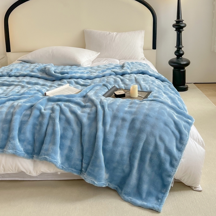 91家纺网 家纺一手货源 找家纺 羋多（原穆琪）2024新款高克重牛奶绒仿兔毛泡泡毛毯双面绒床单办公室多功能盖毯午睡沙发毯披肩毯 天青蓝