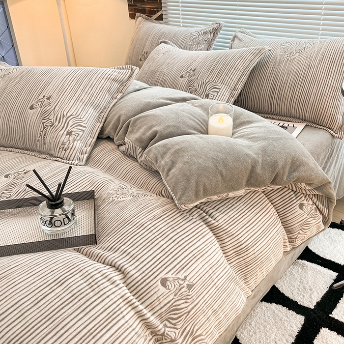 91家纺网 家纺一手货源 找家纺 2024新款A类高克重立体浮雕牛奶绒加厚保暖系列-枕套 斑马灰