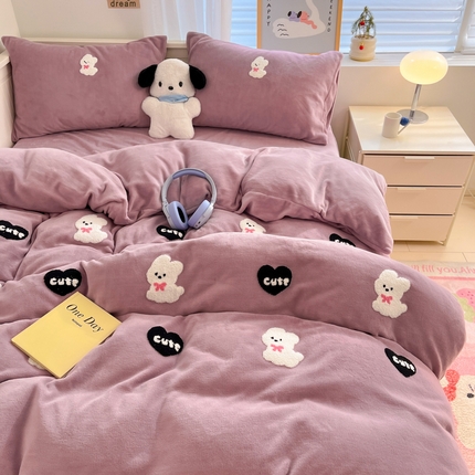 91家纺网 家纺一手货源 找家纺 亨通家纺 2024新款牛奶绒毛巾绣四件套系列-萌萌狗 萌萌狗-紫