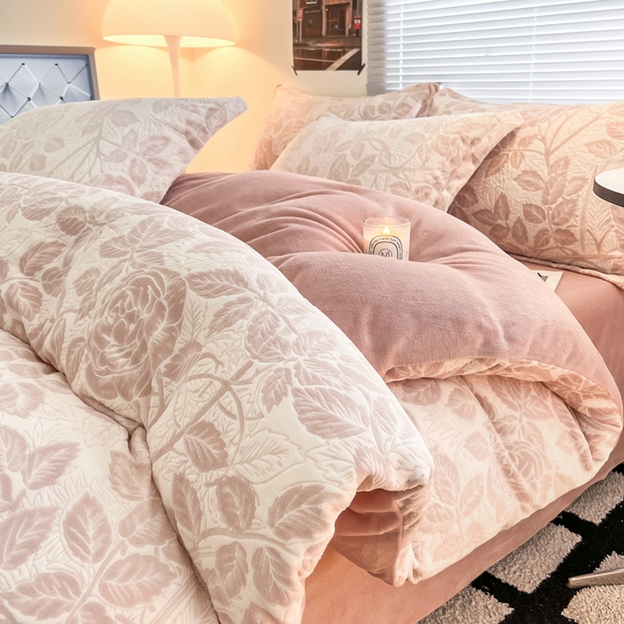 91家纺网 家纺一手货源 找家纺 2024新款A类高克重立体浮雕牛奶绒加厚保暖系列-四件套 爱意浓粉