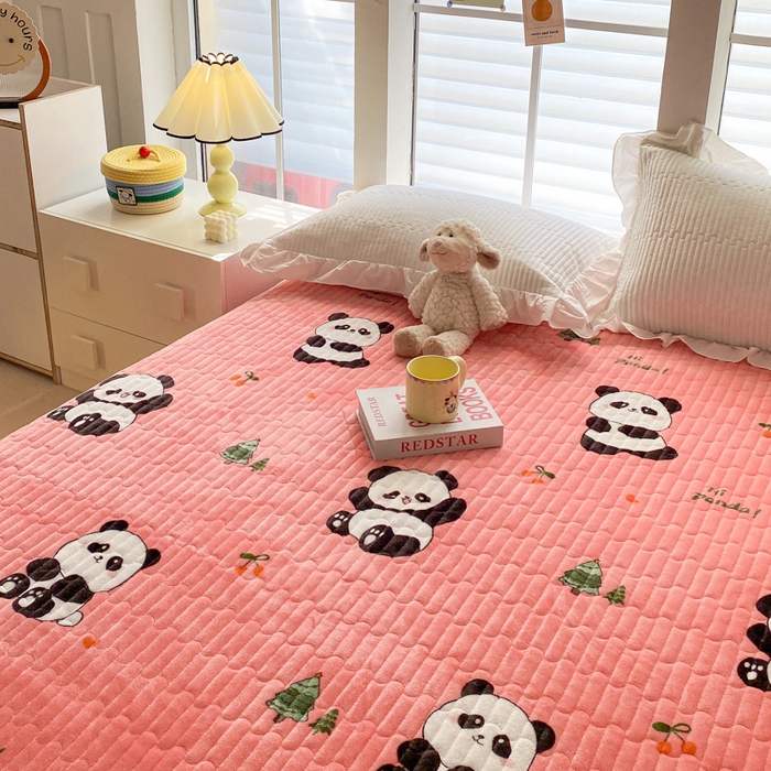 91家纺网 家纺一手货源 找家纺 胜权家纺 2024秋冬新款印花牛奶绒加厚保暖圆角花边夹棉床盖 可爱熊猫粉