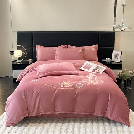 91家纺网 家纺一手货源 找家纺 诺梵家纺 2025新款牛奶绒绣花绒四件套 芳华-豆沙