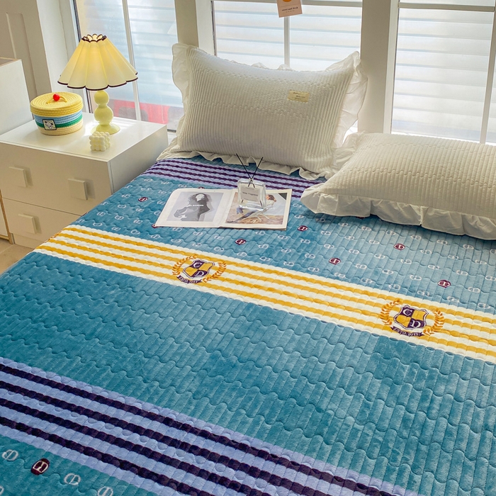 91家纺网 家纺一手货源 找家纺 胜权家纺 2024秋冬新款印花牛奶绒加厚保暖圆角花边夹棉床盖 海军CD