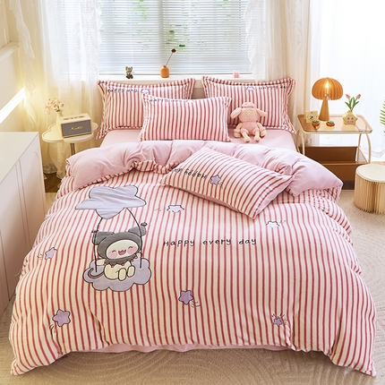 91家纺网 家纺一手货源 找家纺 昊川家纺 2025新款230g毛巾绣牛奶绒四件套 粉色条纹库洛米